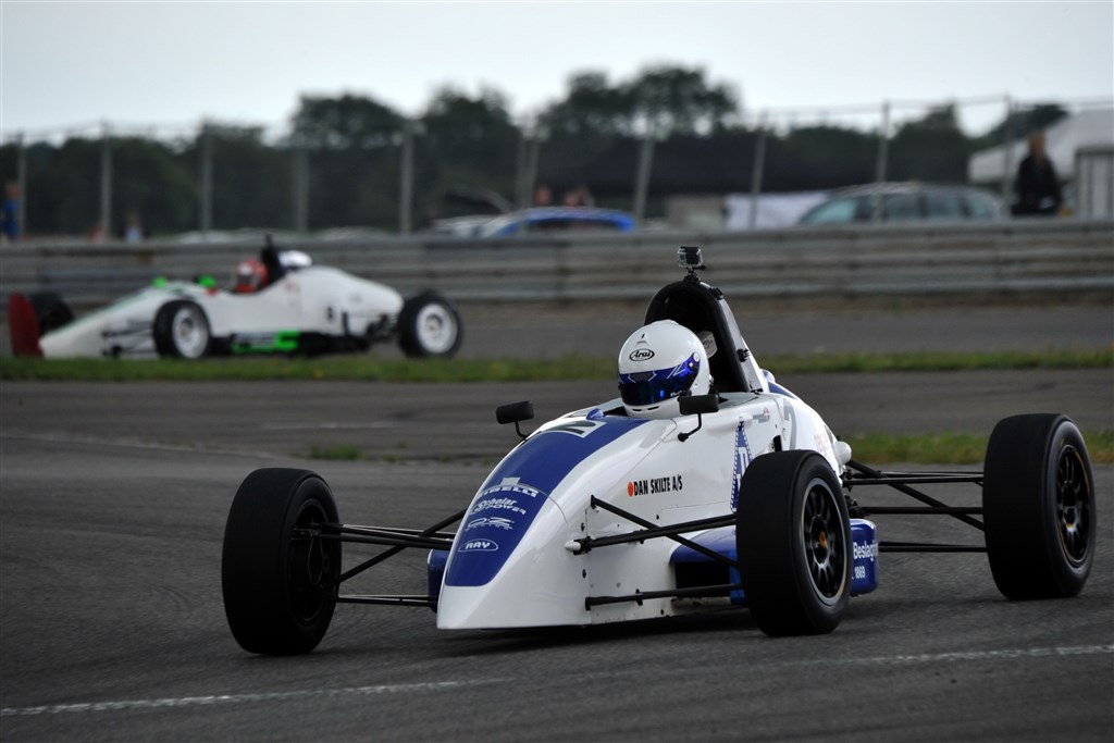 Mathias W. Smith jagter karrierens første Formel Ford-sejr på Kinnekulle Ring
(Foto: Morten Alstrup)